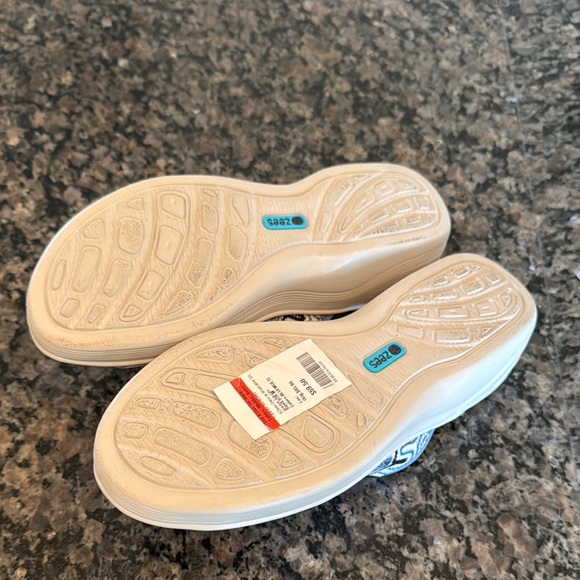 Bzees Women's Slip-On Sandals - Blue and White NWT - Picture 8 of 11